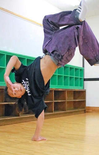 日本ダンススポーツ連盟のブレイキン強化選手に選ばれた光畑明未さん＝神戸市長田区二葉町７、ふたば学舎