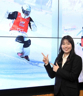 フリースタイルスキー・モーグルの世界選手権に初出場し、会見に臨んだ藤木日菜＝西宮市、武庫川女大