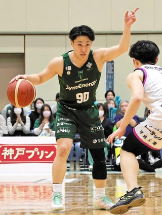 小柄ながら鍛えたフィジカルで勝負し、コートで躍動する神戸の野溝（９０）＝３月２２日、神戸市立中央体育館