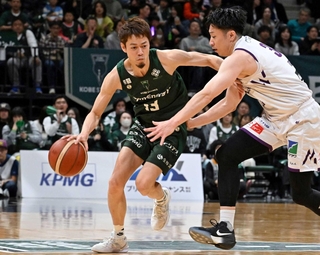 神戸－山形　第３クオーター、ドリブルで突進する神戸の道原（撮影・斎藤雅志）
