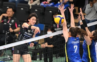 東レー姫路　第２セット、スパイクを打つ姫路の秋本＝滋賀県草津市、ＹＭＩＴアリーナ（撮影・大田将之）