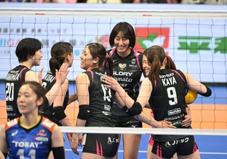 東レ滋賀ー姫路　第１セット、得点を決めて喜ぶ姫路の選手たち＝滋賀県草津市、ＹＭＩＴアリーナ（撮影・大田将之）