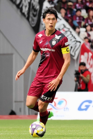 キャプテンマークを巻き、強い精神で後方からチームを統率する神戸の山川＝６日、国立競技場