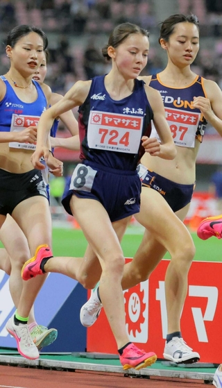 昨年の日本選手権女子１５００メートル決勝で力走するドルーリー朱瑛里（中央）＝２０２４年６月、デンカビッグスワンスタジアム