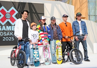 撮影に応じる（左から）内野洋平、河上恵蒔、四十住さくら、西矢椛、中村輪夢、芝田モト＝大阪市此花区