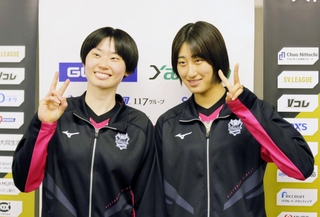 バレーボール女子日本代表登録選手に選出されたヴィクトリーナ姫路の秋本美空（右）と河俣心海＝３月２９日、姫路市西延末、ヴィクトリーナ・ウインク体育館