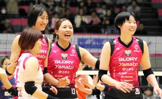 姫路－山形　第２セット、秋本（左端）の得点を喜ぶ（右から）河俣、伊藤ら姫路の選手たち＝姫路市、ヴィクトリーナ・ウインク体育館