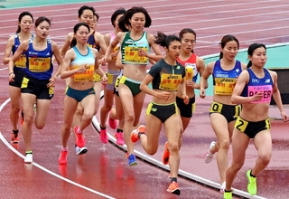 白熱したレースを繰り広げるグランプリ女子１５００メートル＝２０２４年４月、神戸市須磨区、ユニバー記念競技場