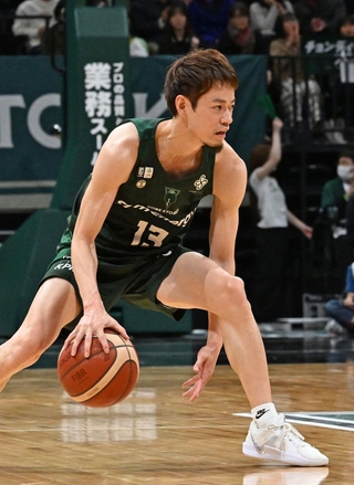「絶対に諦めない」と執念で逆転勝利に導いた神戸のベテラン道原＝５日、ジーライオンアリーナ神戸