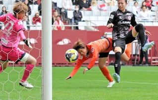 ＩＮＡＣ神戸－大宮　前半、左からのセンタリングをＩＮＡＣ神戸の井手（右）が頭で合わせて２－０とする＝神戸市兵庫区、ノエビアスタジアム神戸