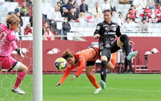 ＩＮＡＣ神戸－大宮　前半、ＩＮＡＣ神戸の井手（右）がクロスを頭で合わせて２－０とする