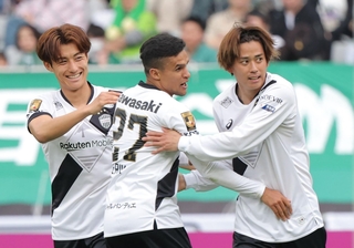 後半、先制ゴールを決め、イレブンと喜び合う神戸・汰木康也（右）＝味の素スタジアム（撮影・西岡正）