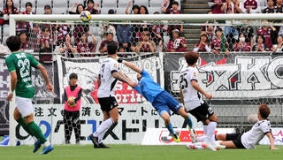 東京Ｖ-神戸　前半終了間際、枠内のミドルシュートを好セーブする神戸のＧＫ前川（中央）＝東京・味の素スタジアム