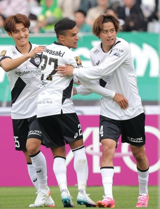 後半、先制ゴールを決め、イレブンと喜び合う神戸・汰木康也（右）＝味の素スタジアム（撮影・西岡正）