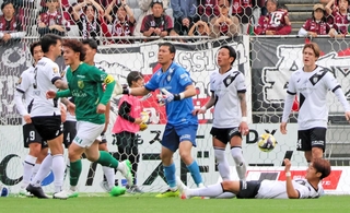 東京Ｖ-神戸　前半、ＣＫから東京Ｖにネットを揺らされ、抗議する神戸イレブン。判定が変わって得点なしとなった＝東京・味の素スタジアム