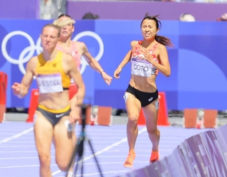 昨年のパリ五輪で力走する後藤夢（右）＝２０２４年８月７日、パリ郊外