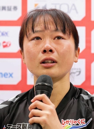 ＷＥリーグデビューを飾った１２日の大宮戦後のインタビューで涙を流すＩＮＡＣ神戸の足立寧々＝ノエビアスタジアム神戸（ＷＥリーグ提供）
