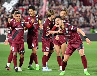 神戸-川崎　前半、先制点を決めて喜ぶ神戸の佐々木（右）ら（撮影・風斗雅博）