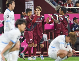 神戸－川崎　神戸での初勝利を決め、喜ぶ神戸イレブン＝１６日夜、神戸市兵庫区のノエビアスタジアム神戸（撮影・丸山桃奈）