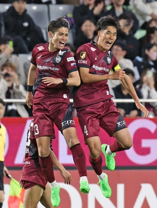 神戸－川崎　前半、先制点を決めて跳び上がって喜ぶ神戸の佐々木（左）と山川＝１６日夜、神戸市兵庫区のノエビアスタジアム神戸（撮影・丸山桃奈）