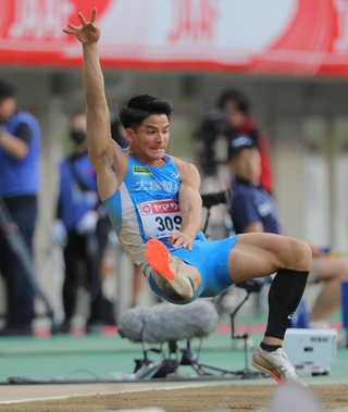 昨年の日本選手権で最後の跳躍を行う津波響樹＝２０２４年６月２９日、デンカビッグスワンスタジアム