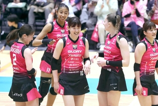 ３月１５日のデンソー戦で笑顔を見せる姫路の井上愛里沙（左から３人目）＝姫路市、ヴィクトリーナ・ウインク体育館（撮影・辰巳直之）