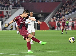 神戸-川崎　前半、先制点を決める神戸の佐々木＝１６日夜、神戸市兵庫区のノエビアスタジアム神戸（撮影・風斗雅博）