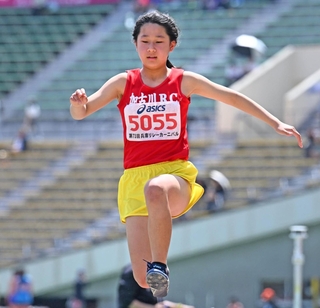 小学女子走り幅跳び決勝でジャンプする選手＝１９日午前、神戸市須磨区、ユニバー記念競技場（撮影・風斗雅博）