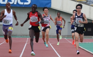 アシックスチャレンジ男子１万メートル　ラストスパートで外国人選手（左の２人）においていかれる湯浅（５０６）＝ユニバー記念競技場（撮影・笠原次郎）