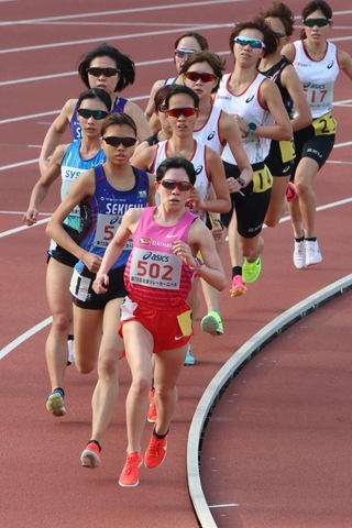 アシックスチャレンジ女子５０００メートル　コーナーで先頭を走る西出（５０２）＝ユニバー記念競技場（撮影・笠原次郎）