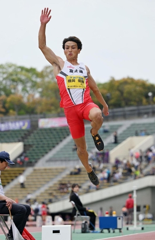 グランプリ男子走り幅跳び決勝　８メートル１０で優勝した富士通の橋岡優輝＝２０日午後、神戸市須磨区、ユニバー記念競技場（撮影・大田将之）