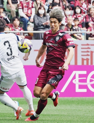 神戸－町田　前半、相手ゴール前に攻め上がる神戸の大迫＝ノエビアスタジアム神戸（撮影・小林良多）