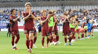 接戦の末に町田を下し、笑顔でスタンドのファンに挨拶する大迫（左から２人目）ら神戸イレブン＝ノエビアスタジアム神戸（撮影・小林良多）