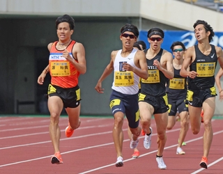 グランプリ男子８００メートルで力走する優勝したＮＴＮの源裕貴選手（左）＝ユニバー記念競技場（撮影・丸山桃奈）