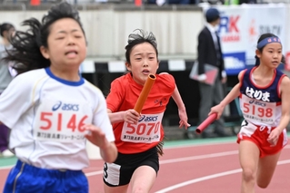小学女子４００メートルリレーで力走する小学生ランナー＝２０日午前、神戸市須磨区、ユニバー記念競技場（撮影・大田将之）
