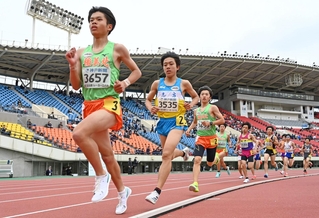 中学男子３０００メートルで力走する選手ら＝２０日午前、神戸市須磨区、ユニバー記念競技場（撮影・斎藤雅志）