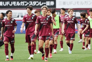 接戦の末に町田を下し、笑顔でスタンドのファンに挨拶する大迫（中央）ら神戸イレブン＝ノエビアスタジアム神戸（撮影・小林良多）