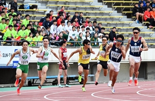 大学・一般男子４００メートルリレーで力走する選手ら＝２０日午後、神戸市須磨区、ユニバー記念競技場（撮影・斎藤雅志）