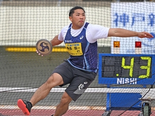 グランプリ男子円盤投げで優勝した幸長慎一＝２０日午後、神戸市須磨区、ユニバー記念競技場（撮影・斎藤雅志）