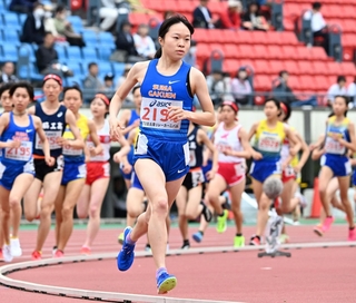 高校女子２０００メートル決勝　５分５５秒３６の大会新記録で優勝した須磨学園の池野絵莉（中央）＝撮影・斎藤雅志