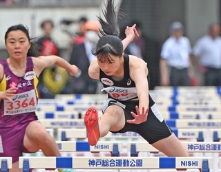 中学女子１００メートル障害決勝　優勝した神河陸上クラブの藤原紗々楽（撮影・大田将之）