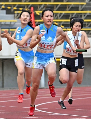 中学女子４００メートルリレー決勝　塩瀬の３走・森佳奈美（左）からバトンを受け取るアンカー・嶋津未来（中央）＝撮影・斎藤雅志