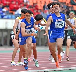 高校男子１６００メートルリレー決勝　滝川第二の３走・横田叶偉（右）からバトンを受け取るアンカー・久保拓己（撮影・斎藤雅志）