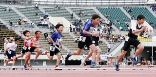 小学男子４００メートルリレー予選で懸命にトラックを駆ける選手たち＝２０日午前、神戸市須磨区、ユニバー記念競技場（撮影・丸山桃奈）
