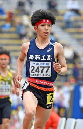 高校男子５０００メートル決勝　優勝した西脇工の新妻遼己（撮影・斎藤雅志）
