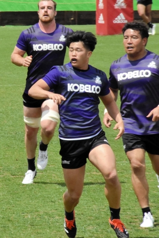 リーグワン初先発へ向けて練習する神戸のＷＴＢ植田和磨（中央）＝神戸市東灘区のチームグラウンド