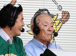 サンテレビのナイター中継で解説を務める小山正明さん（右）と実況の湯浅明彦アナウンサー＝甲子園（撮影・保田叔久）