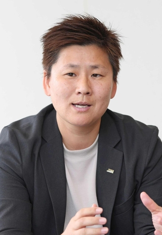 選手時代に過ごした神戸への思いを語るサッカー女子ＷＥリーグの海堀あゆみ理事＝神戸市中央区、神戸新聞社（撮影・小林良多）