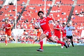 神戸-相模原　後半１１分、神戸の日和佐（中央）が抜け出してトライを決める＝花園ラグビー場