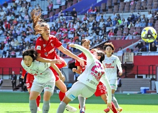 ＩＮＡＣ神戸ーＣ大阪ヤンマー　前半、同点のヘディングシュートを決めるＩＮＡＣ神戸のスアレス（左から２人目）＝神戸市兵庫区、ノエビアスタジアム神戸